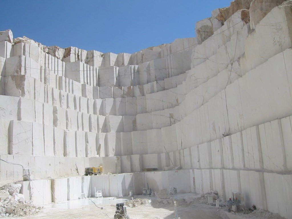 The Differences Between Calacatta and Carrara Marble 