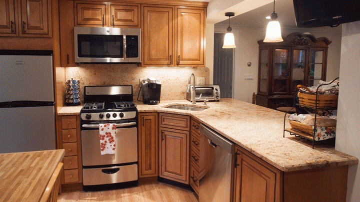 Light Or Dark Countertops What Is, Dark Countertops With Light Wood Cabinets